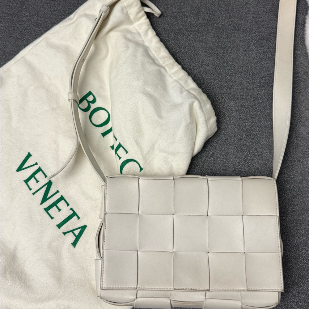 Bottega Veneta Casette Bag in white with dust bag